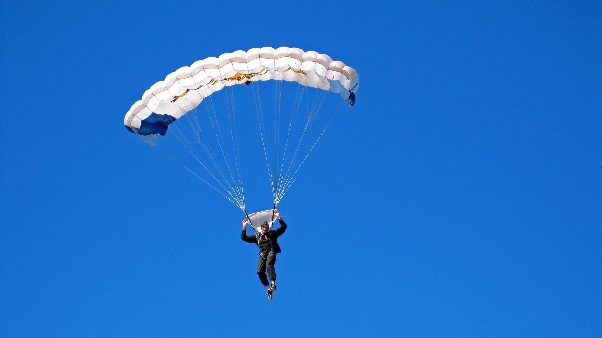 拜仁锁定防线核心，于帕梅卡诺获天价续约报价，皇马密切关注伺机而动